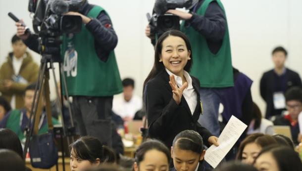 SPの滑走順抽選会場に笑顔で入る浅田真央