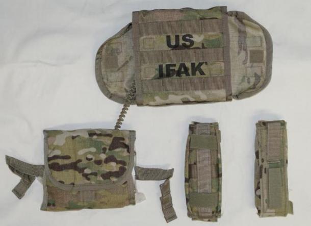 米陸軍のAFAKII.ポーチ内にインナーポーチがあり、コードで本体のポーチと結合している。左右両方からでも引き出してしようできる。止血帯ボーチ2個は独立しており、縦横どちらでもモールに装着可能だ