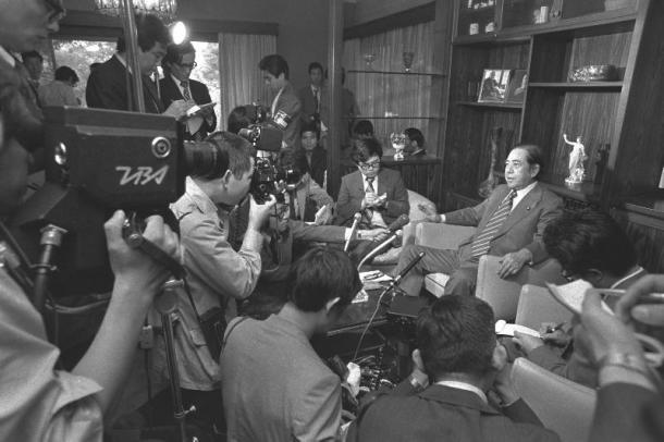 佐藤栄作前首相とアイルランドのショーン・マクブライド元外相の両氏に贈られると発表した。写真は詰めかけた報道陣を前に、喜びの記者会見をする佐藤氏