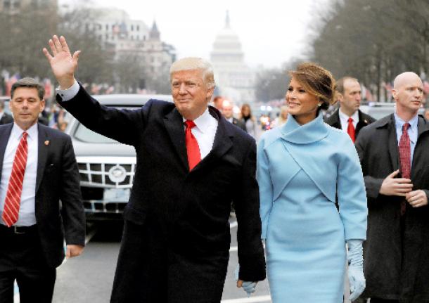 ワシントンで1月20日、就任パレードで手を振るトランプ米大統領とメラニア夫人=ロイター