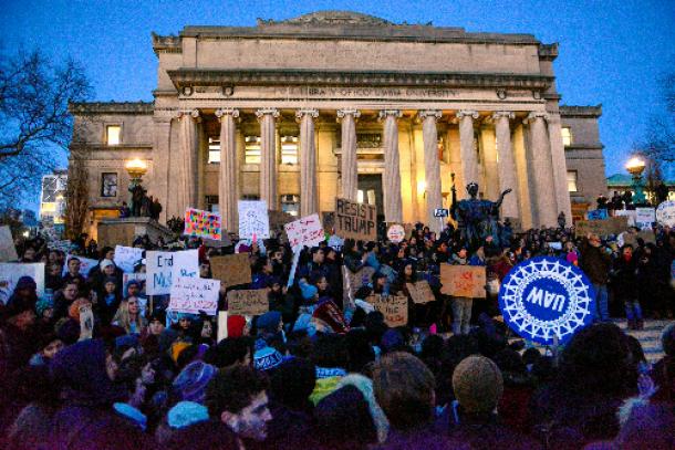 1月30日、米ニューヨークのコロンビア大学であったトランプ米大統領の入国禁止令への抗議集会=ロイター