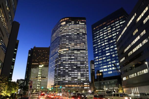過労自殺で揺れる電通の本社。月最大100時間の残業上限規制は、こうした悲劇をなくせるか