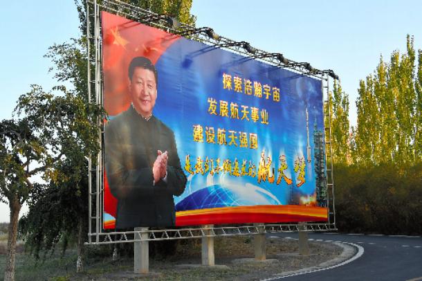 酒泉衛星発射センターの敷地内には、「宇宙強国を建設しよう」のスローガンと習氏の肖像画が掲げられていた=2016年10月