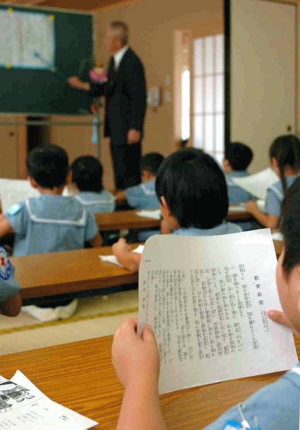 教育勅語を唱和する園児たち