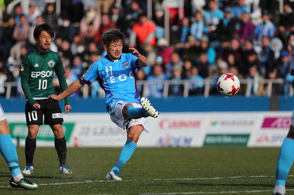 松本戦の後半、シュートを放つ横浜FCの三浦知良(11)=2017年2月26日、横浜市のニッパツ三ツ沢球技場