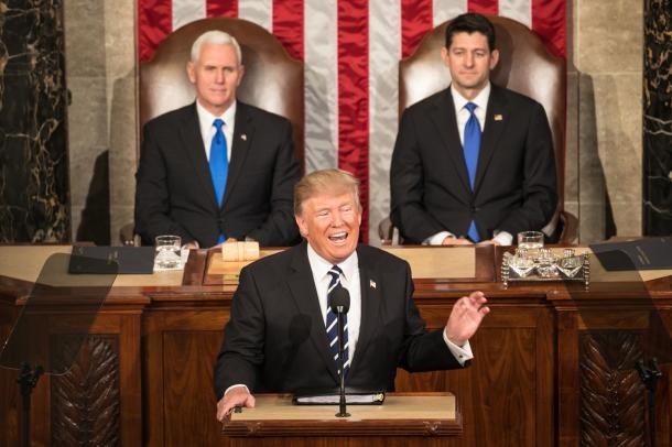 トランプ大統領(手前)の演説を聴くペンス副大統領(左)とライアン下院議長=2月28日、ワシントン、ランハム裕子撮影