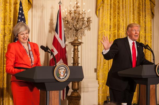 ホワイトハウスで共同で会見するトランプ米大統領(右)とメイ英首相=1月27日、ワシントン、ランハム裕子撮影
