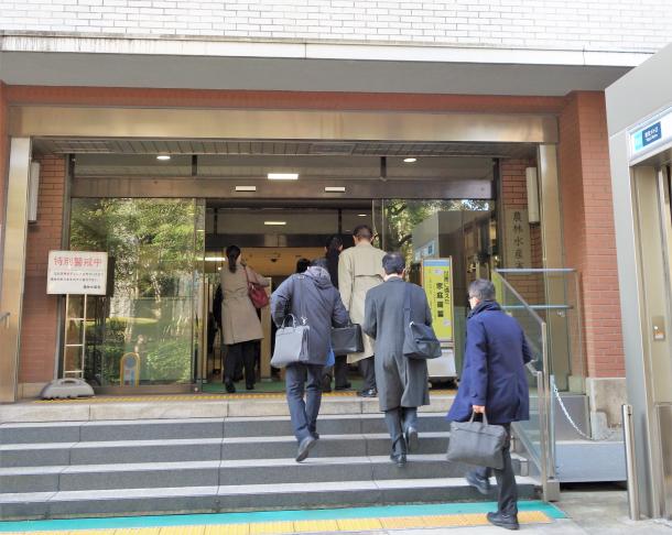 出勤していく公務員たち