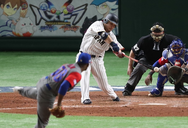 WBC2次ラウンドのキューバ戦5回裏2死三塁、筒香は中前に同点の適時打を放つ=2017年3月14日、東京ドーム