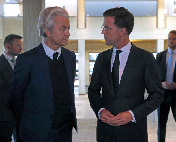 オランダ南部ロッテルダムで3月13日、討論会に出席した自由党のウィルダース党首(左)とルッテ首相=ロイター