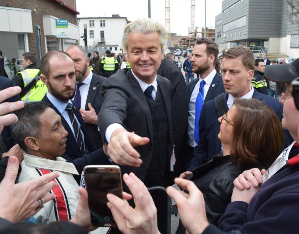 有権者らとの握手に応じるPVVのウィルダース党首=3月11日、オランダ・ヘーレン