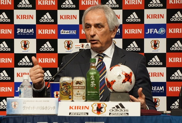 サッカー日本代表のメンバー選考の意図を説明するハリルホジッチ監督=2017年3月16日