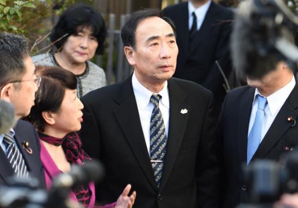 野党議員との面会を終え、自宅を出る籠池泰典理事長(中央)=16日午後4時33分、大阪府豊中市