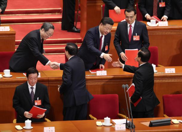 全人代が閉幕し、出席者と握手する習近平国家主席(中央)=3月15日、北京