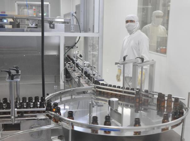 製薬工場のビン詰め工程。衣料品産業に次ぐ躍進が期待される=ダッカ郊外のスクエア製薬本社で