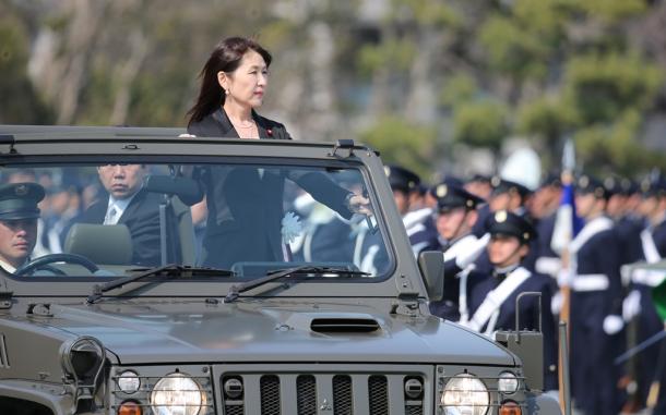 防衛大の卒業式を終え、観閲式に臨む稲田朋美防衛相=19日午後1時43分、神奈川県横須賀市20170319