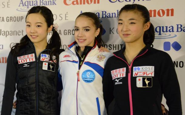 アリーナ・ザギトワ(中央)、2位の本田真凜(左)、3位の坂本花織