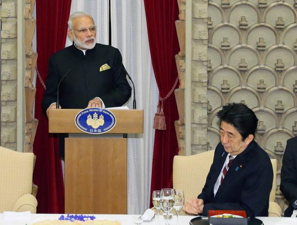 晩餐(ばんさん)会であいさつするインドのモディ首相。右は安倍首相=2016年11月11日午後、首相公邸、代表撮影