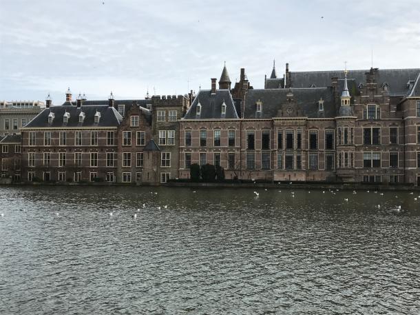 川べりに立つ、オランダ議会の建物(ハーグにて)