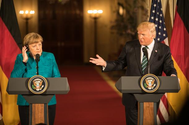 ホワイトハウスで共同会見をするトランプ米大統領(右)とドイツのメルケル首相=3月、ワシントン、ランハム裕子撮影