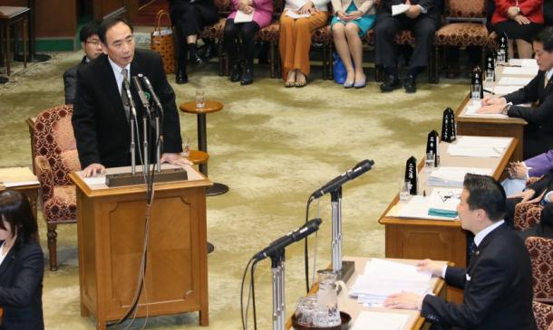 福山哲郎氏(右下)の質問に答える森友学園の籠池泰典氏=23日20170323