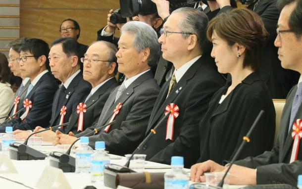 働き方改革実現会議に臨む、連合の神津里季生会長(右から3人目)、経団連の榊原定征会長(同4人目)ら=3月28日午後、首相官邸