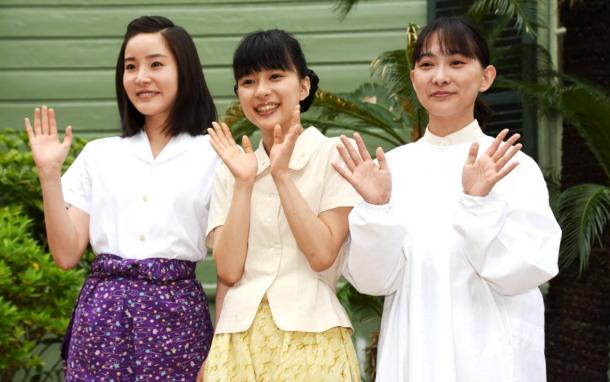 蓮佛(れん・ぶつ)美沙子さん、芳根京子さん、谷村美月さん=神戸市