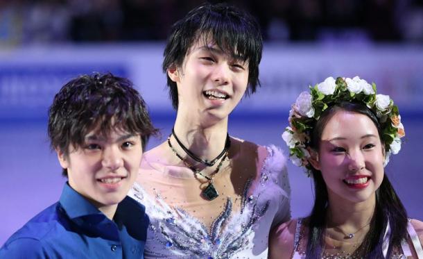 エキシビションを終え、記念撮影する(左から)宇野昌磨、羽生結弦、三原舞依
