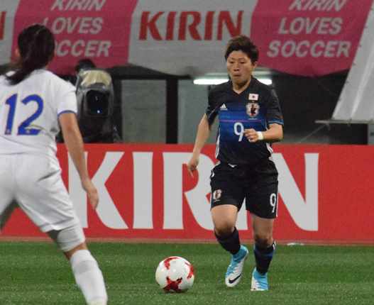 コスタリカ戦の前半、攻撃を仕掛けるFW横山=2017年4月9日、熊本・えがお健康スタジアム