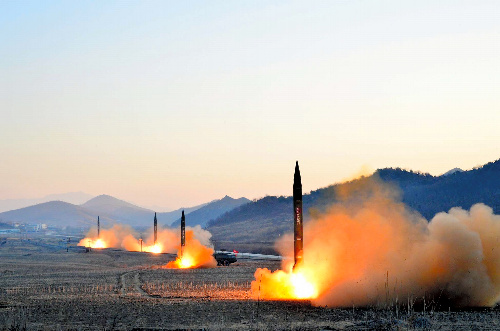朝鮮中央通信が3月7日に報じた北朝鮮のミサイル発射=朝鮮通信