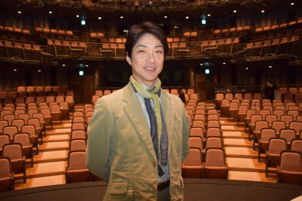 客席をバックに立つ野村萬斎=世田谷パブリックシアター