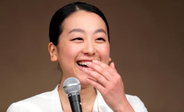 引退会見で、結婚の予定を聞かれ、笑顔を見せる浅田真央選手=12日20170412