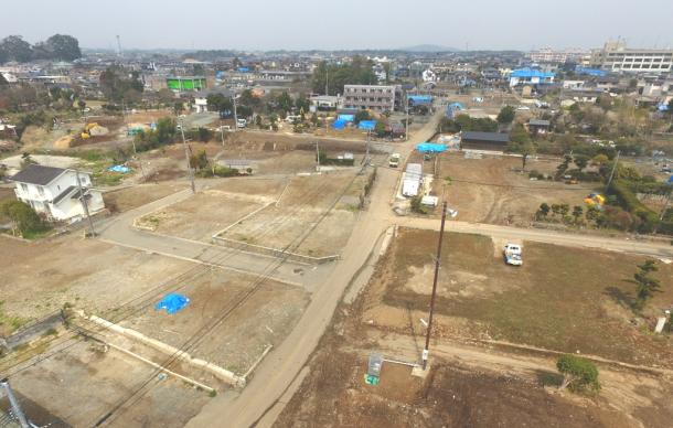 更地化が進む宮園地区。倒壊家屋はほぼ撤去された。道路脇のがれきもなくなっていた=3月30日、熊本県益城町