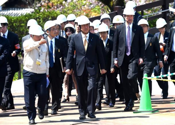 熊本城を視察する安倍晋三首相(中央)20170414