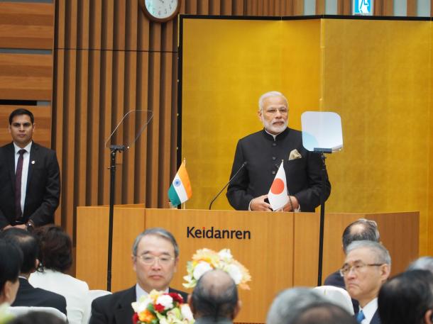 首脳会談の前に東京都内の経団連会館であった日本の経済団体主催の昼食会でスピーチするモディ首相=2016年11月