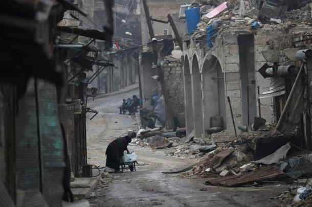 小学校周辺では多くの建物が戦闘による被害を受けていた=1月10日、シリア北部アレッポ2017