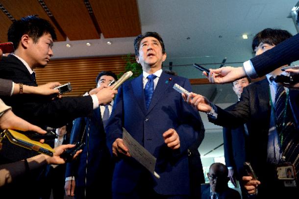 米国のシリア攻撃について「決意を支持」と記者団に語る安倍晋三首相=4月7日、首相官邸