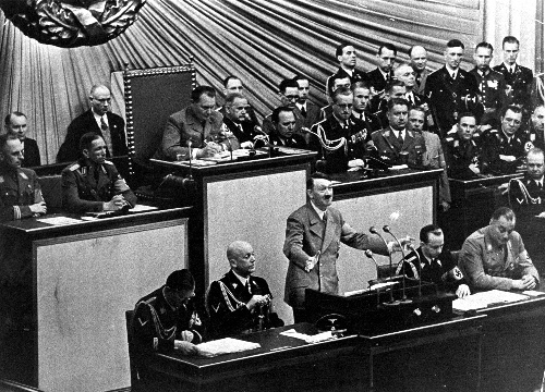 議会で演説をするアドルフ・ヒトラー=1939年