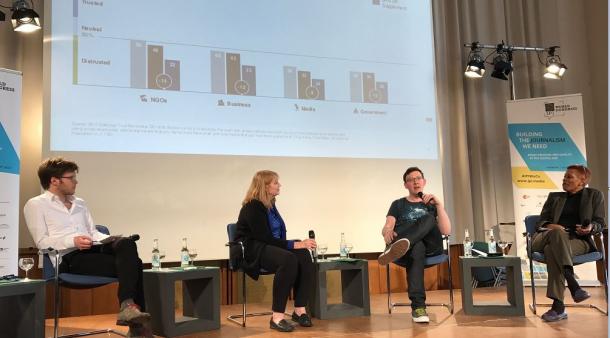 メディアの信頼性について議論するパネリストたち。左からケルブスク氏、ステフェンス氏、ボール氏、ライリー氏(撮影:小林恭子)