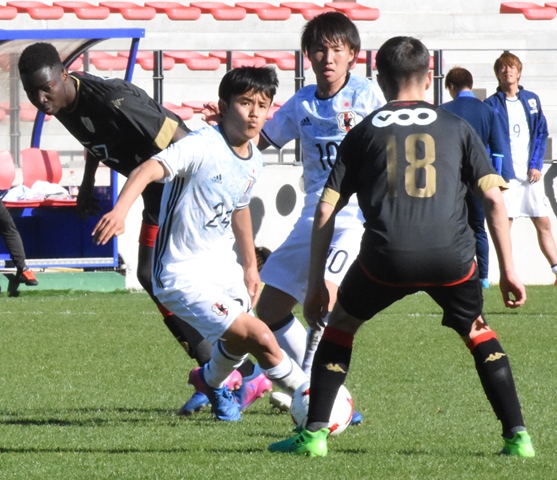 リエージュU21との試合でドリブルを仕掛ける久保建英(左から2人目)=2017年3月27日、ベルギー・リエージュ