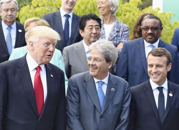 G7サミットの拡大会合を終え、イタリアのジェンティローニ首相(前列中央)と談笑するトランプ米大統領(同左)、マクロン仏大統領。2列目中央は安倍晋三首相=5月27日、イタリア南部シチリア島タオルミナ、代表撮影
