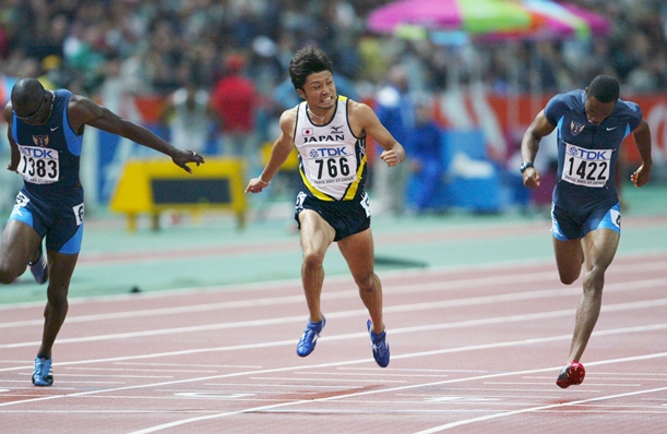 2003年世界陸上パリ大会の男子200メートルで銅メダルを獲得した末続慎吾(中央)=2003年8月30日、パリ