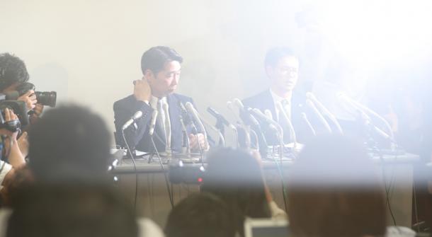 記者会見では、集まった報道陣の熱気でカメラのレンズが曇り、前川喜平・前文部科学事務次官がかすんで見えた20170525