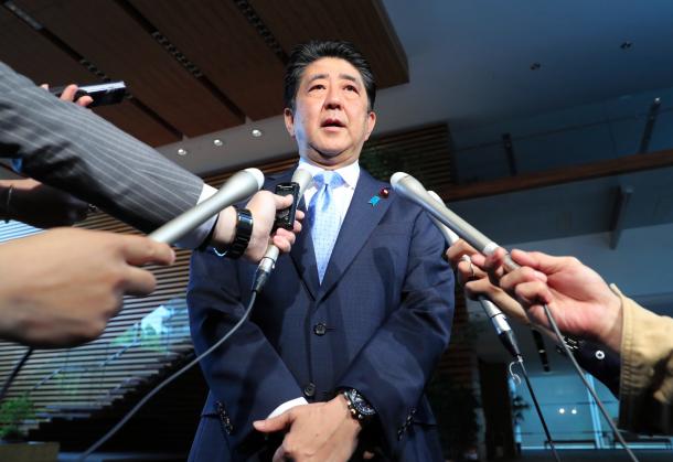 北朝鮮のミサイル発射を受け、官邸で報道陣の取材に応じる安倍晋三首相=5月14日、首相官邸