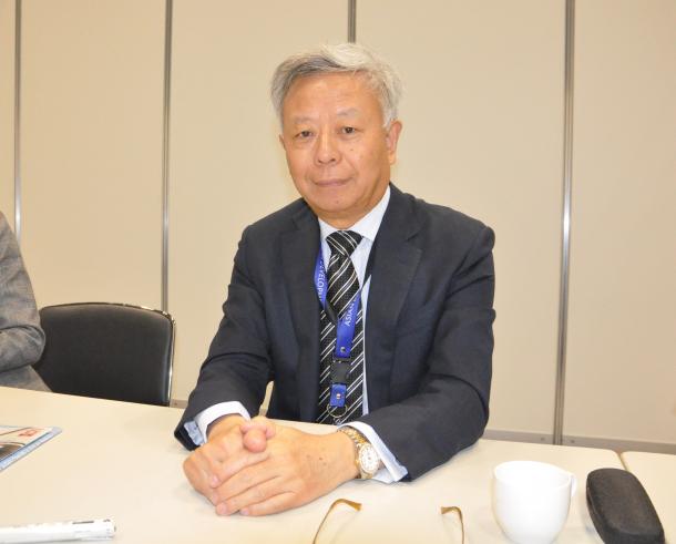 インタビューに答えるAIIBの金立群総裁