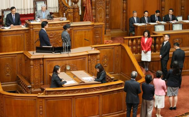 参院本会議での採決時、時間をかけて投票する野党議員ら=15日午前7時25分