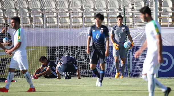 イラク戦後半に追いつかれ、厳しい表情のGK川島(右)ら=2017年6月13日、テヘラン