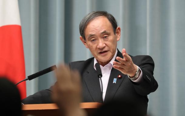 会見で質疑に臨む菅義偉官房長官