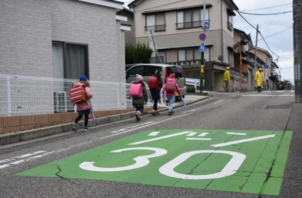 「ゾーン30」に指定されている道路を通学する小学生たち=新潟市中央区有明台