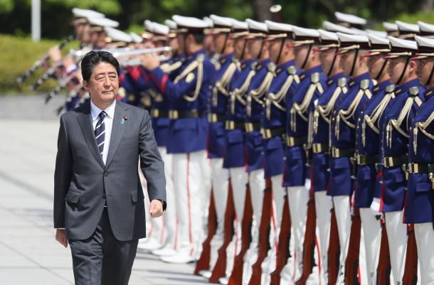 南スーダンPKO派遣部隊の隊旗返還式を前に、栄誉礼を受ける安倍晋三首相=5月30日午後、東京都新宿区の防衛省